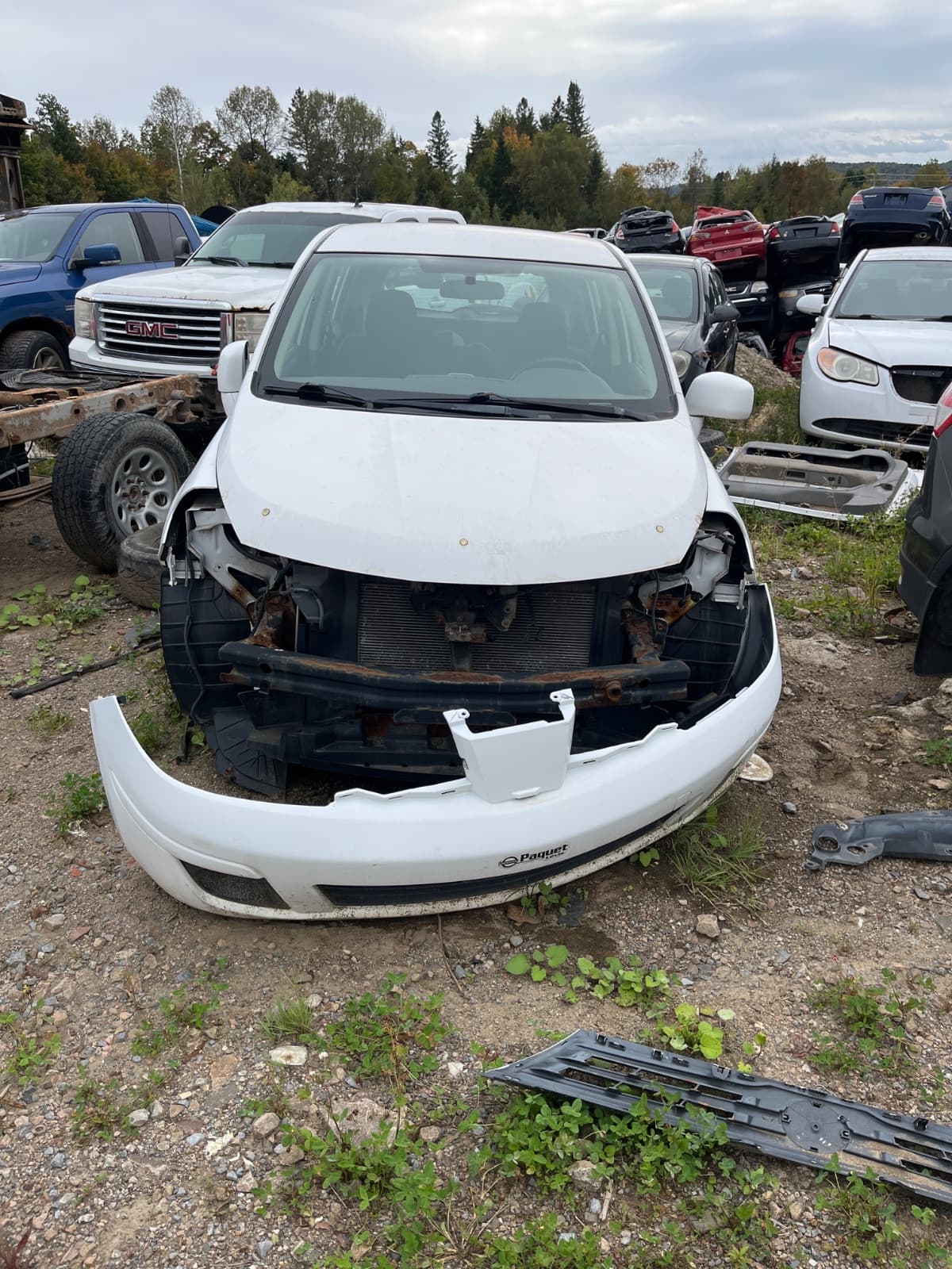 Nissan Versa 2011, vue avant